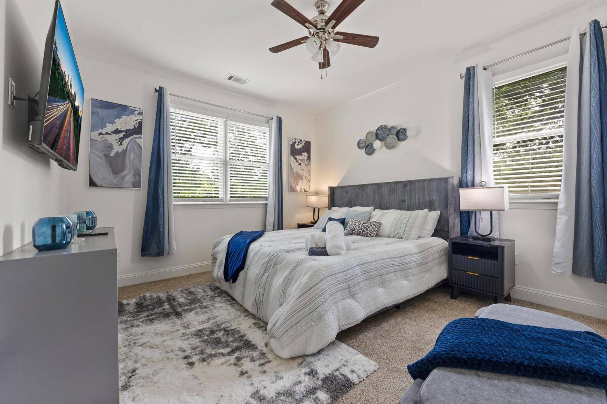 Charming Boho Getaway -near Downtown- Sleeps 10 Holiday home *