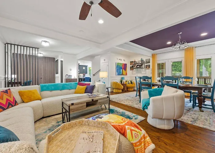 Charming Boho Getaway -Near Downtown- Sleeps 10